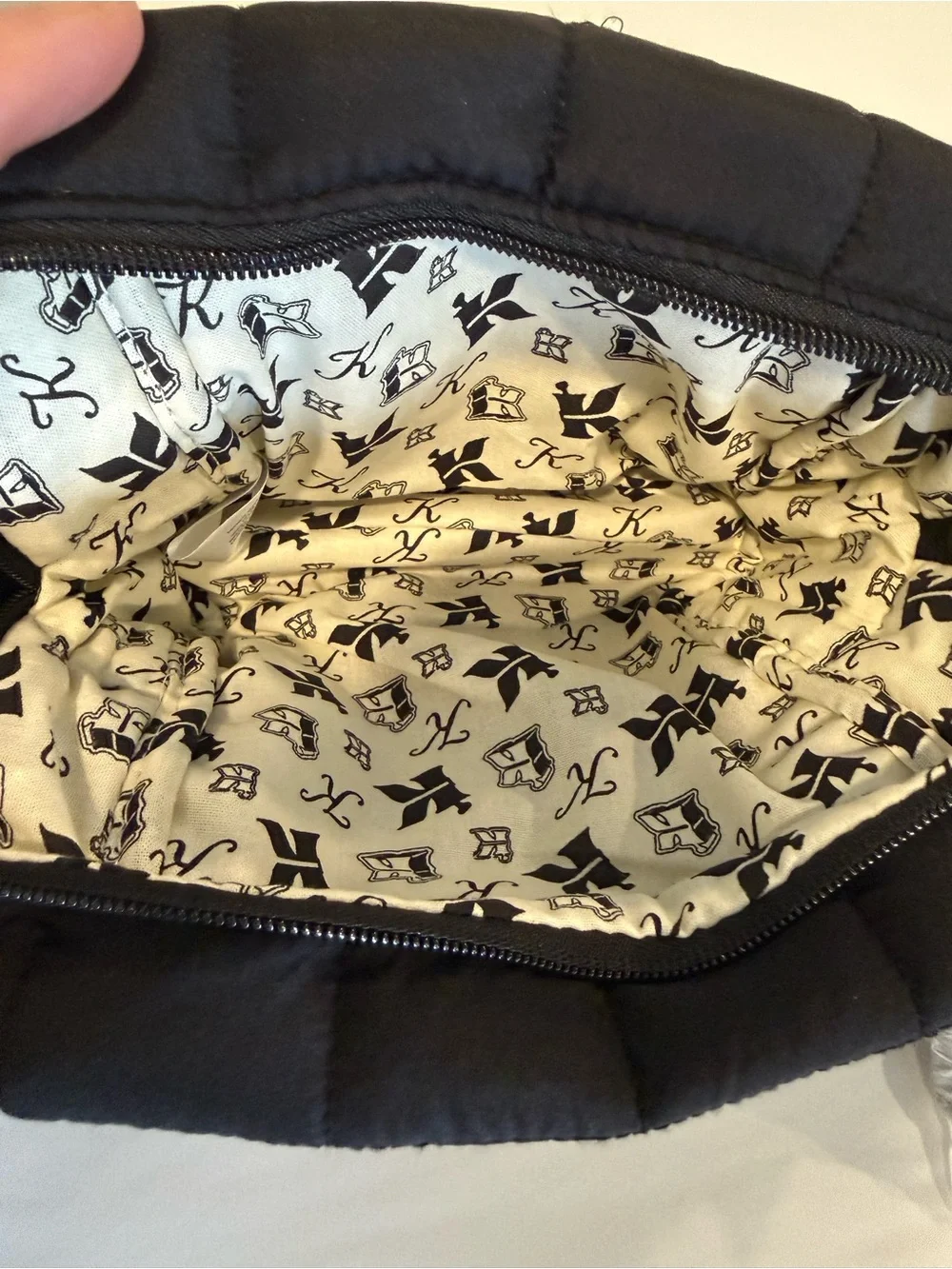 NWT Kiehls Zip Black Quilted Cushioned Cosmetic Bag Toiletry Bag/Handle